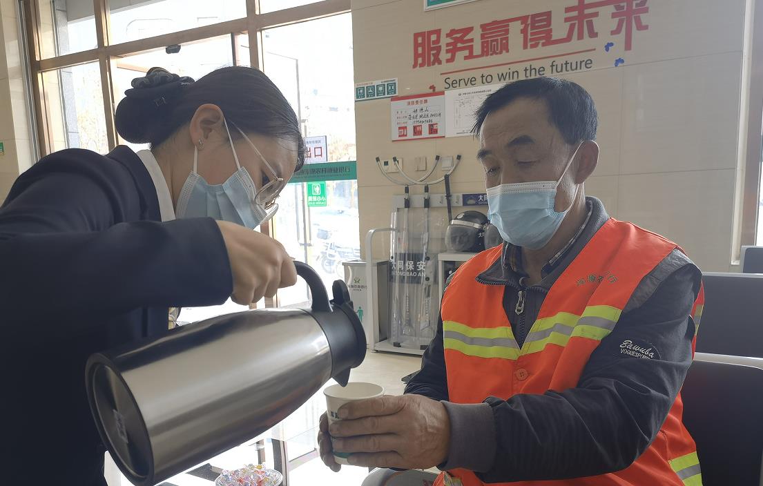 ɽ����Դũ�����У���������վ������ů�ķ���