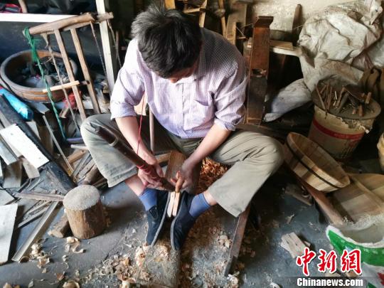 崔国良在做桶 施紫楠 摄