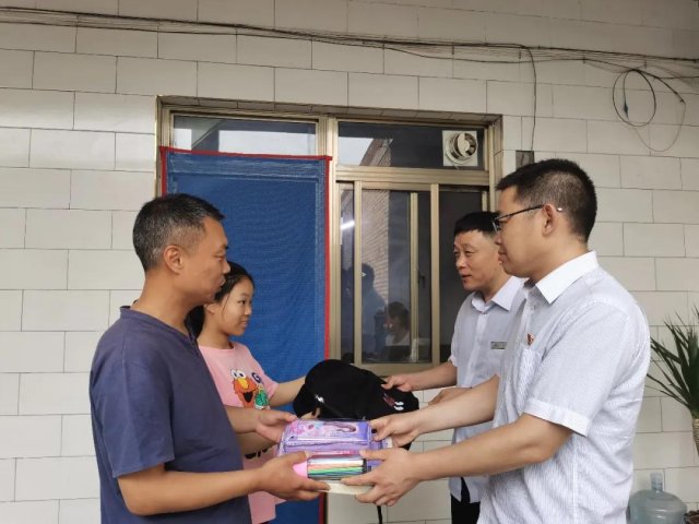 ��ϲũ�����е�ί��չ����һ������ů�