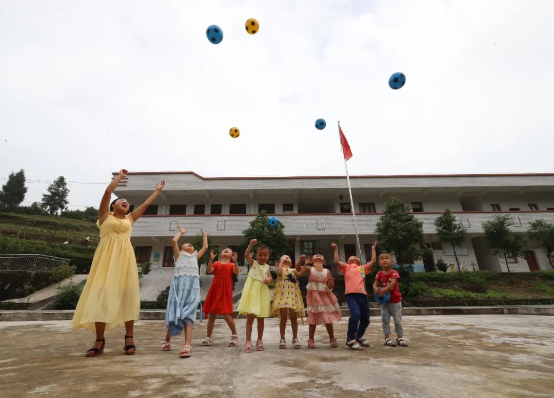 2019年6月19日,贵州玉屏,邹金香与学生在一起玩游戏。邹金香是贵州省铜仁市玉屏侗族自治县皂角坪街道铁家溪村铁家溪幼教点的一名教师,她一人“守着”学校的7名学生。22岁的她既是“校长”、“教务主任”,又是任课老师,还是学校负责学生营养餐和后勤保障的负责人。