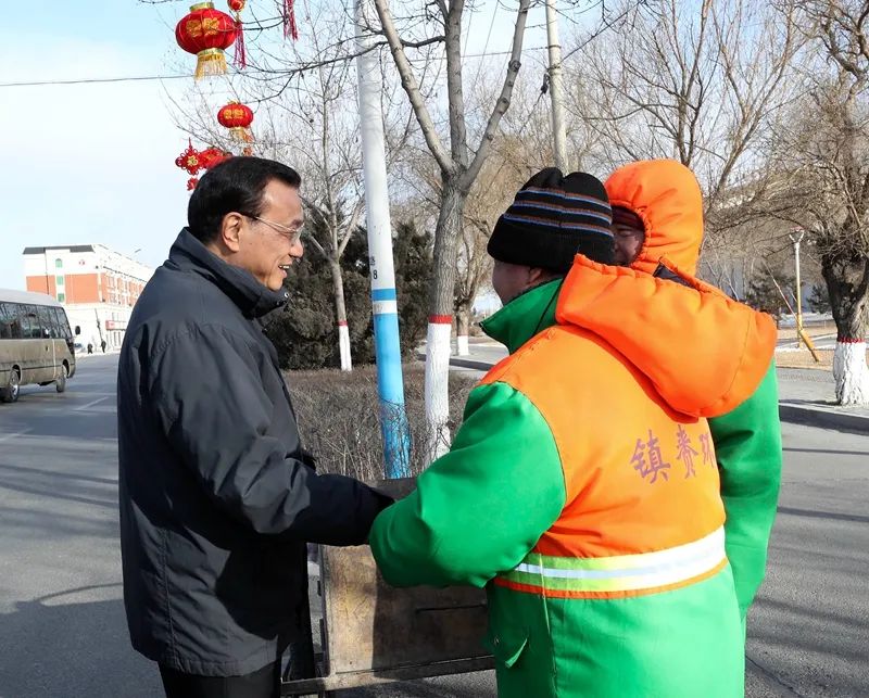图为2018年李克强在吉林考察时,特意停车看望路边的环卫工人。