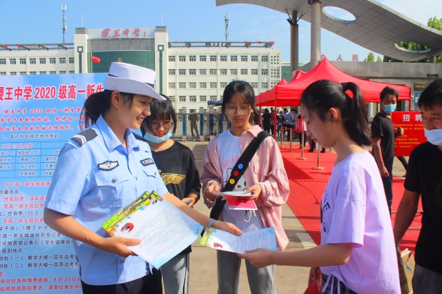 �ɽ������ѧ��һ��У԰����æ