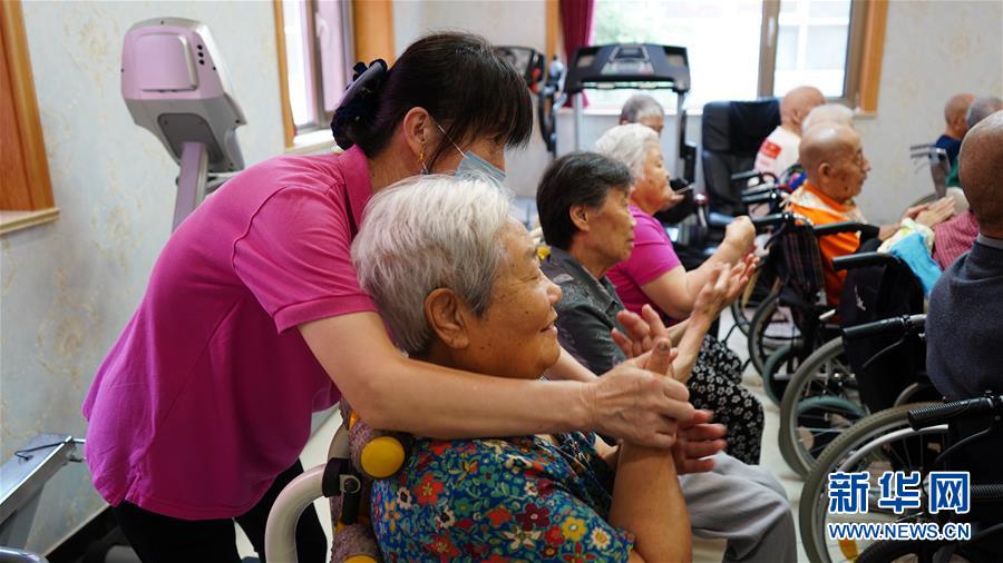 (总书记推动的改革身边事·养老改革篇·图文互动)(1)特写:“我给现在的生活打满分”——民办养老院里的“夕阳红”