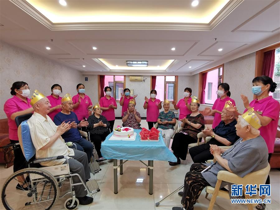 (总书记推动的改革身边事·养老改革篇·图文互动)(3)特写:“我给现在的生活打满分”——民办养老院里的“夕阳红”