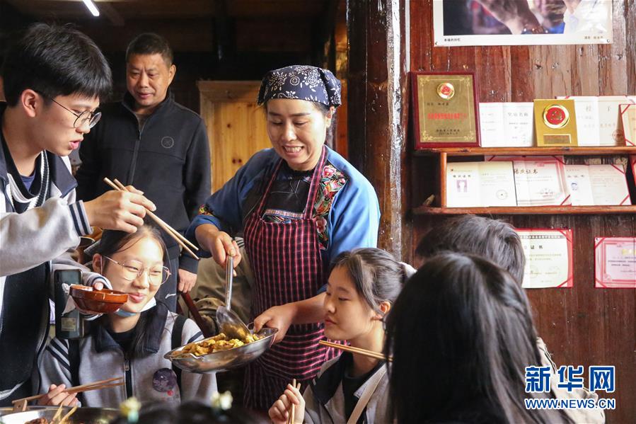 ����ϰ��ƽ��ʱ���й���ɫ�������˼��ָ���¡�����ʱ������Ϊ��ƪ�¡�ϰ��ƽ����ǹ����¡�ͼ�Ļ�������4����׼��ƶ7�꣬ʮ�˶��塰������10������ְҵ