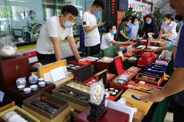 �ǳ�ũ�����С����鸸�������鴫�𡱹����չ����Բ����Ļ��