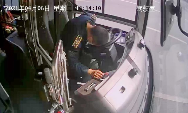 �Ϸ�һ������ʻԱ�ε�ǰͣ�ȳ�����һ���˿�