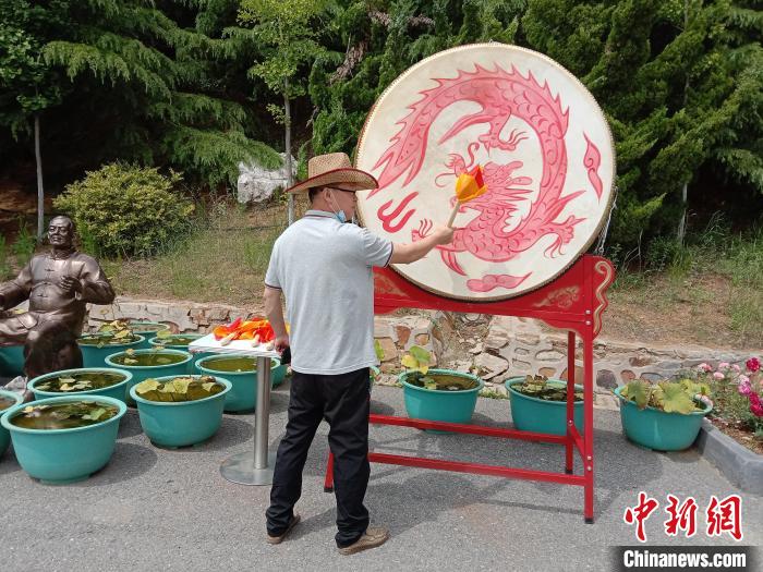 图为游客在小南村游玩。 杨毅 摄