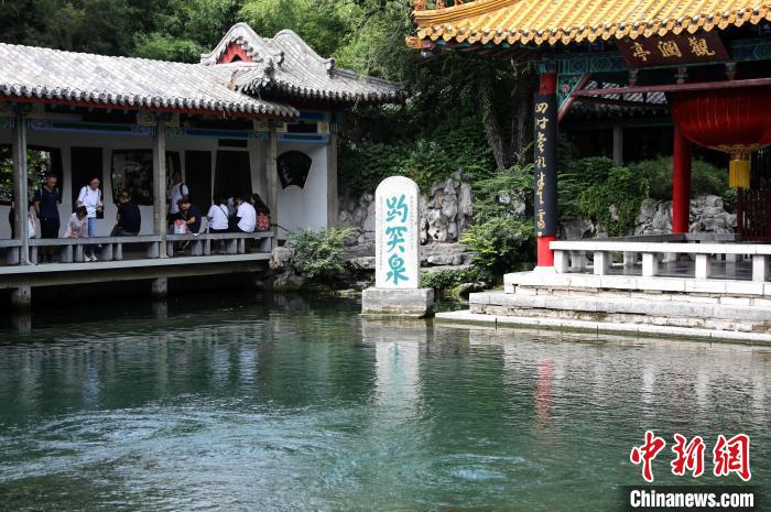 图为“天下第一泉”趵突泉,当下季节,三股水喷涌略显平静。 沙见龙 摄