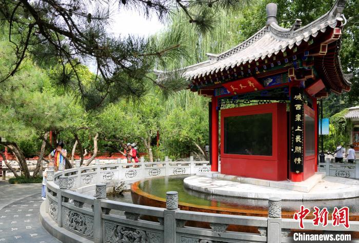 天尺亭的数据显示,趵突泉6月30日10时左右的水位线为27.66米。 沙见龙 摄