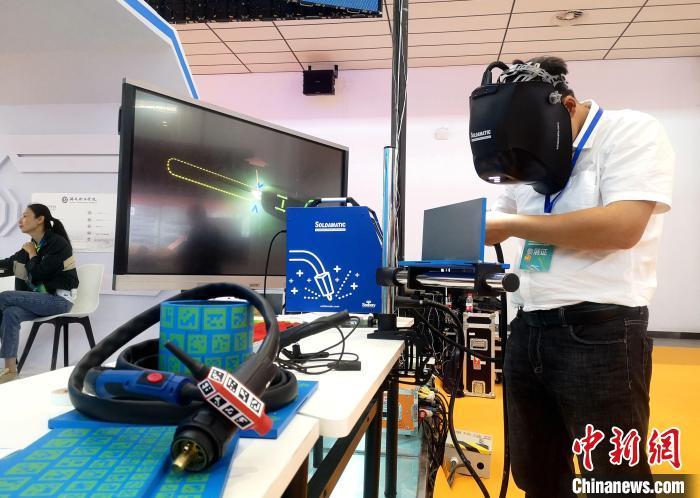 职业院校学生正在操作焊接模拟器。 沙见龙 摄