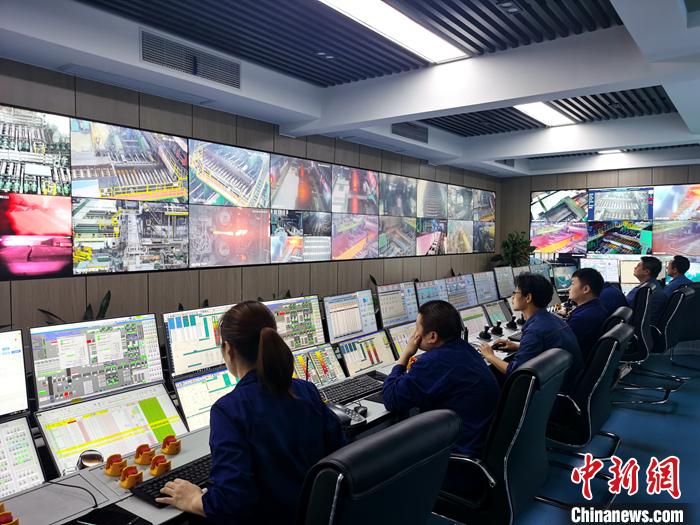 华菱湘钢五米宽厚板厂智慧中心里的工人。<a target='_blank' data-cke-saved-href='http://www.chinanews.com/' href='http://www.chinanews.com/' >中新网</a>记者 李金磊 摄