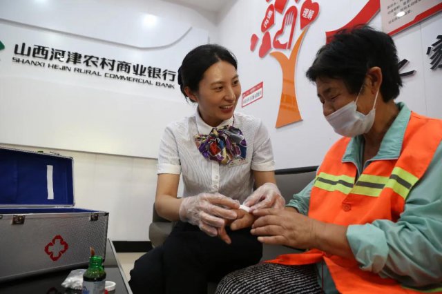 �ӽ�ũ�����У�������վΪ�����Ͷ��߳���һƬ�죡