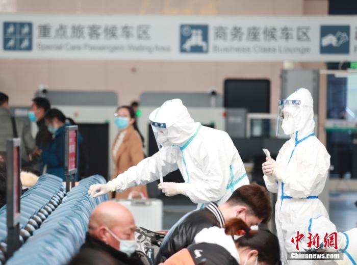 图为工作人员在公共区域例行取样检测。 <a target='_blank' data-cke-saved-href='/' href='/'>中新社</a>记者 阚力 摄