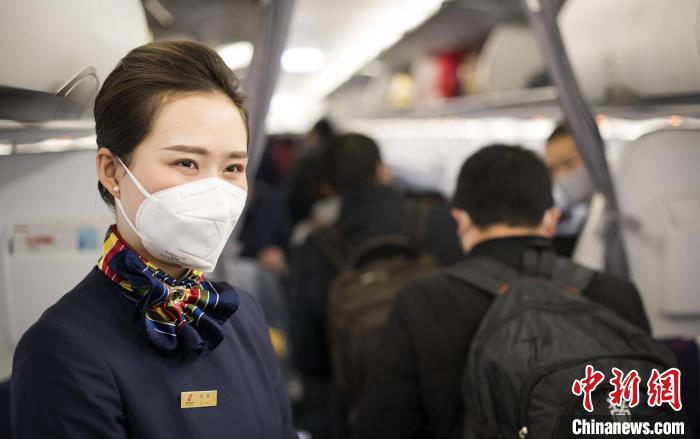 国航西南分公司乘务员服务航班旅客。 国航西南分公司 供图