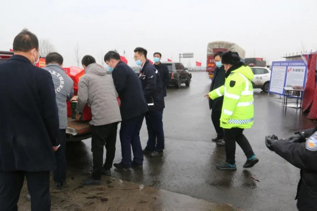 ɽ����Ｏ��ο���������һ�߹�����Ա