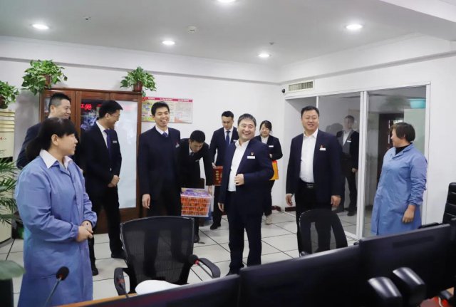 ɽ��ʡ����ũ���е�ί�����߷�ο�����վ���һ��Ա��