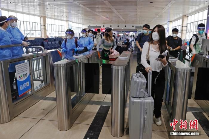 6月10日,旅客在铁路上海站依次有序验票进站。 <a target='_blank' data-cke-saved-href='/' href='/'>中新社</a>记者 殷立勤 摄