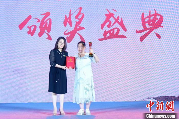 全国政协常委、浙江省政协副主席、民革浙江省委会主委吴晶(左)为“为百位烈士画像”项目颁奖。 王刚 摄