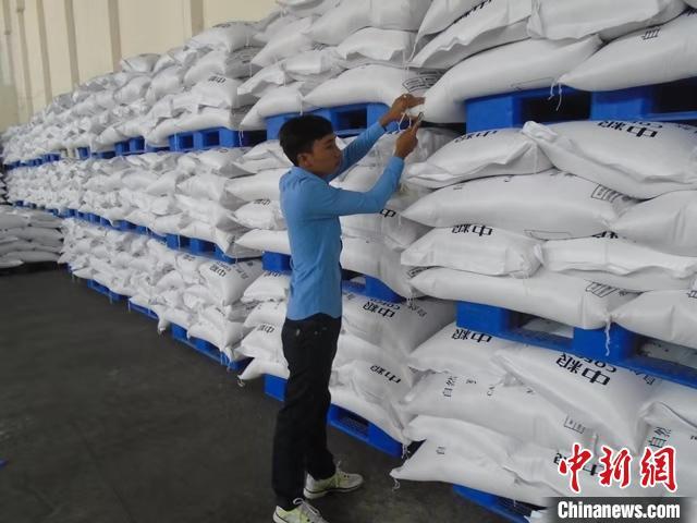 资料图:CCIC柬埔寨公司检验员在大米加工厂检验大米。 公司供图