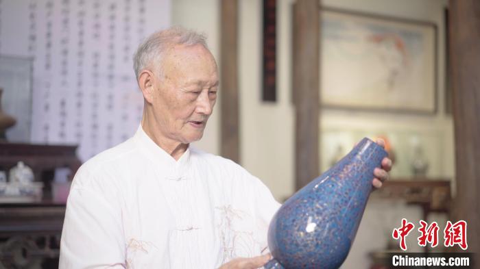 图为丁国坤检查自己的脱胎漆器作品。 李剑波 摄