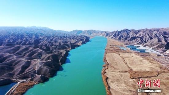 (资料图:航拍黄河宁夏青铜峡段 <a target='_blank' data-cke-saved-href='/' href='/'>中新社</a>发 杨泠然 摄)