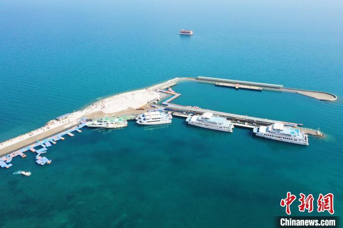 (资料图:图为无人机航拍青海湖水碧波荡漾 马铭言 摄)