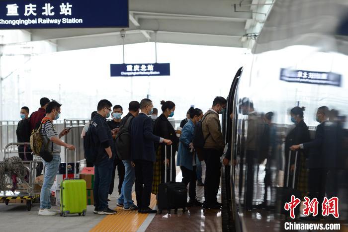 资料图:旅客乘坐高铁列车出行。 何蓬磊 摄