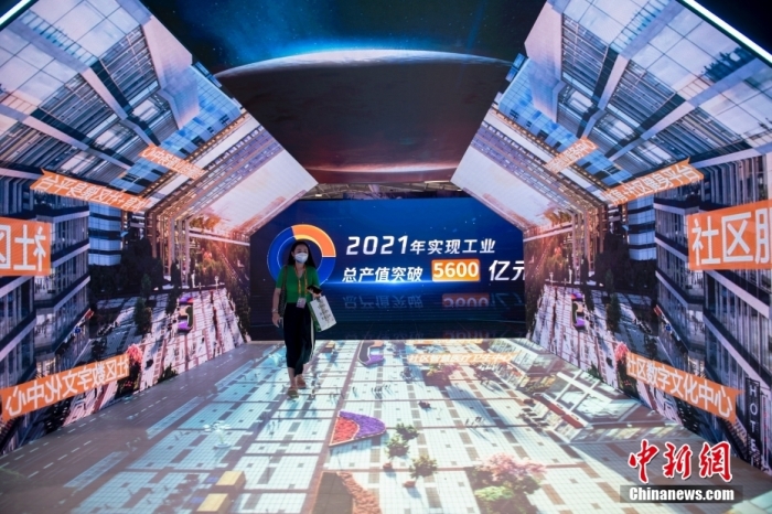资料图:9月2日,北京,在服贸会首钢园展区,观众穿过被屏幕360度包围的走廊。<a target='_blank' data-cke-saved-href='/' href='/' >中新网</a>记者 李骏 摄