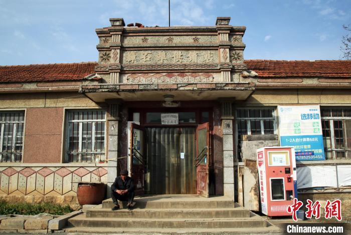 山东烟台一家充满20世纪80年代怀旧风的老式“供销社”商店走红。 王娇妮 摄