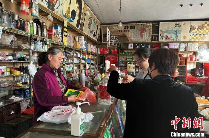 “供销社”商店内保留着老式台秤、老算盘、老式木板宣传画等物品。 王娇妮 摄