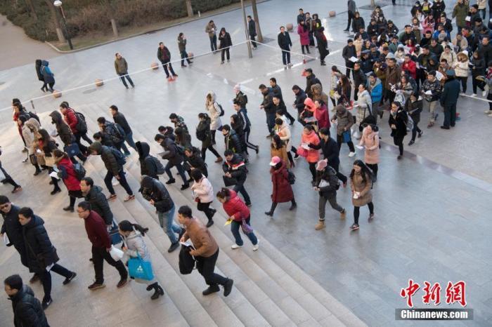 资料图:山西太原一公务员考点,考生准备进入考场。<a target='_blank' data-cke-saved-href='/' href='/'>中新社</a>记者 武俊杰 摄
