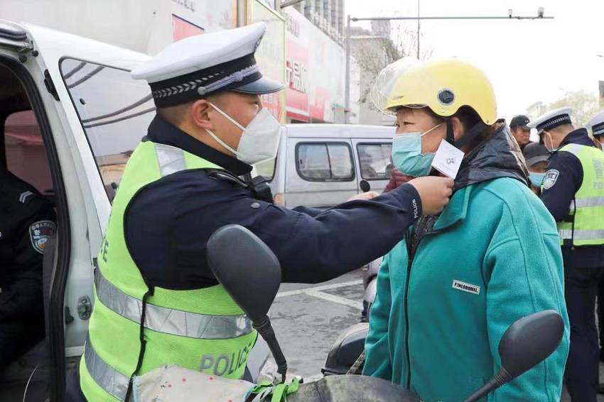 沈阳辽中交警发放一万顶“平安头盔” 让居民把平安“戴”回家