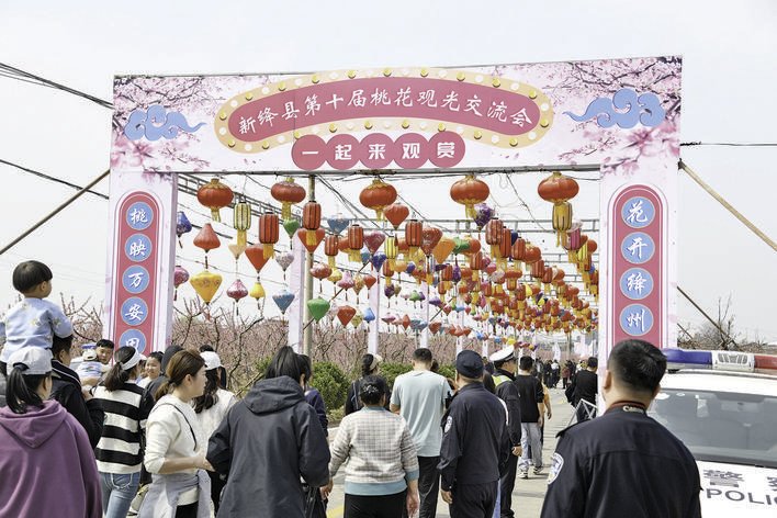 各地游客齐聚万安赏桃林之美