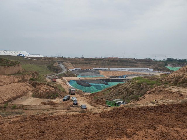 ɽ��ƽң200��Ķ���غ��Ա�ɷ�ú�����񳡣�