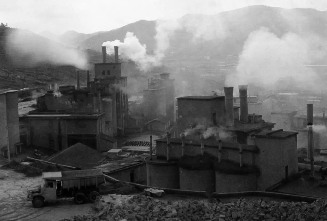 上世纪80年代,余村开矿山、办水泥厂。(图源:安吉县委宣传部)