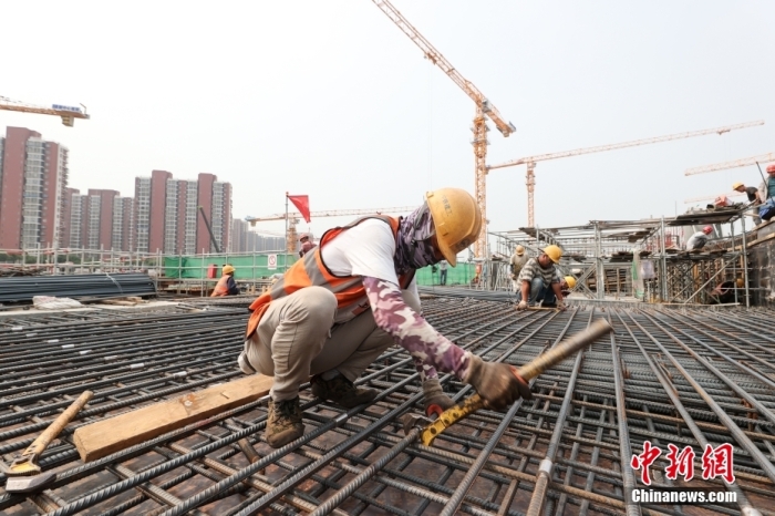 资料图:图为工人在加固钢筋。<a target='_blank' data-cke-saved-href='/' href='/'>中新社</a>记者 贾天勇 摄
