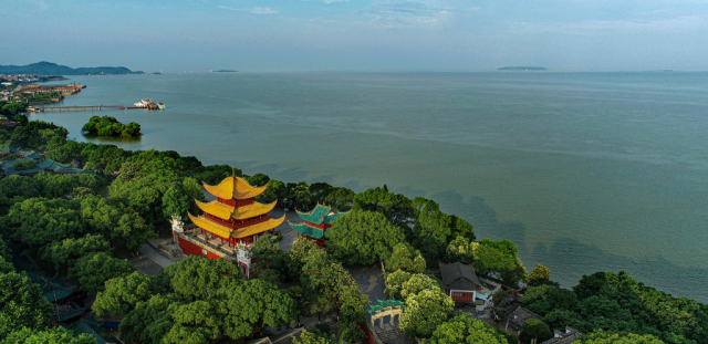 163���ﳤ��������γ���һ������ɫ���ǡ�