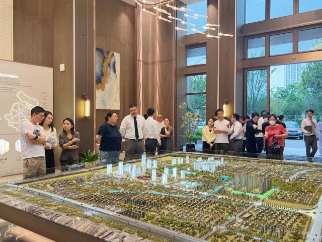 �����ܼ���̨����¥��һ�߼���