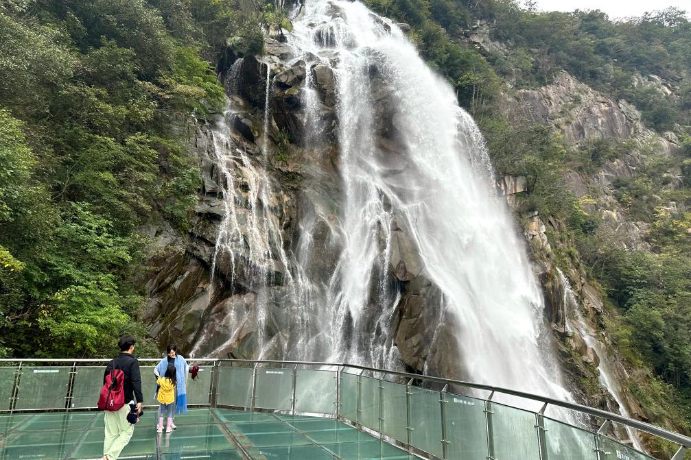 游客在位于安徽省安庆市岳西县黄尾镇的大别山彩虹瀑布风景区内游玩(10月12日摄)。新华社记者 栾若卉 摄