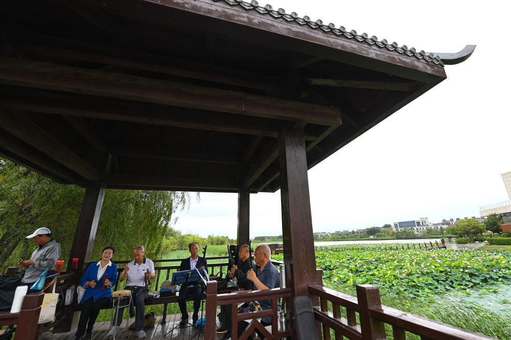 居民在陕西省富平县石川河国家生态公园内练习秦腔(2024年6月21日摄)。新华社记者 邹竞一 摄