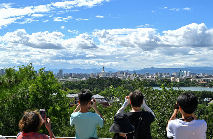 游客从北京景山上拍摄远处的北海公园(2024年8月12日)。新华社记者 李鑫 摄