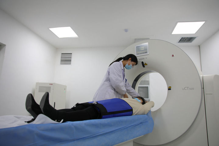 2023年3月2日,安徽省合肥市包河区烟墩街道社区卫生服务中心的医护人员为患者进行CT检查。 新华社记者 曹力 摄