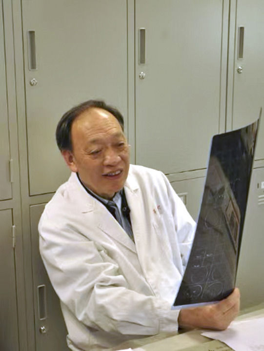 复旦大学附属华山医院感染科终身教授翁心华在工作(资料照片)。 新华社发