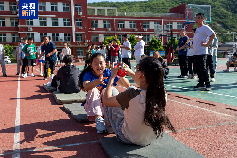 △6月11日,北京市门头沟区妙峰山民族学校学生在进行“宝物争夺战”比赛。
