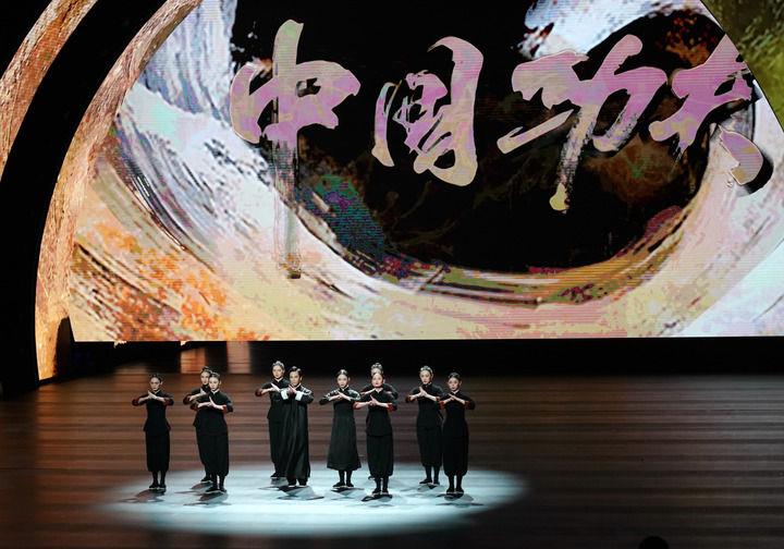 2024年9月19日,演职人员在北京文化论坛专场文艺演出中表演舞剧《咏春》。