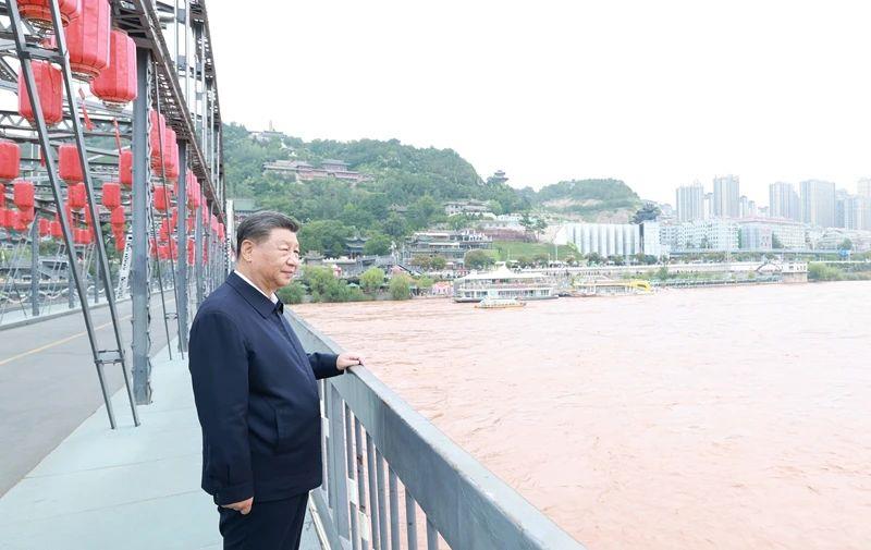 △9月11日,习近平总书记在甘肃兰州中山桥上远眺黄河。