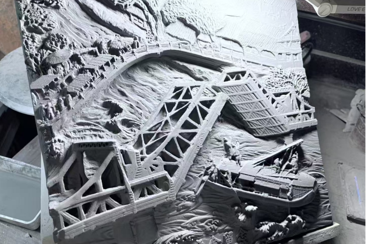 刘季赟雕刻的解放桥作品(央广网发 受访人供图)