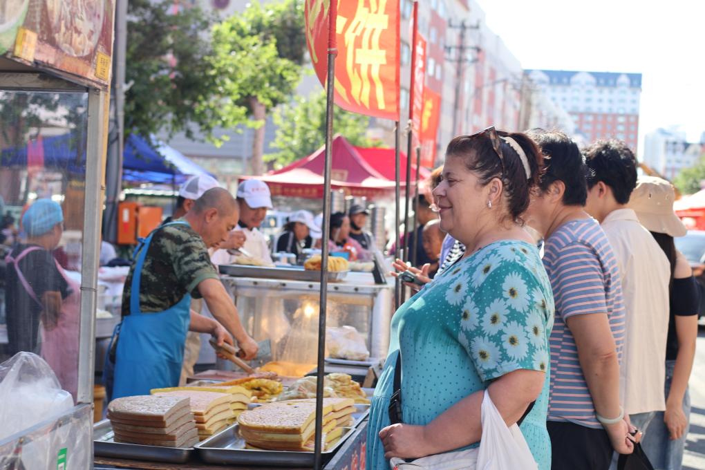 这是俄罗斯游客黑河早市选购早餐(7月8日摄)。新华社记者 姜思妮 摄