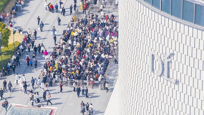 �����괺�ڼ��ڣ������ֶ�����ʹ�ǵ�����߷��������˿��Ŷ��볡��